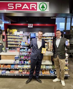 Cyrill Thommen, DFX, und Daniel Stüssi, RealUnit, beim ersten erfolgreichen Kauf im SPAR in Zug